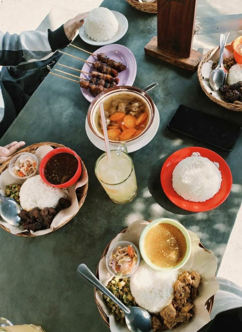 Nikmati Kelezatan Nasi Campur Khas Bali di