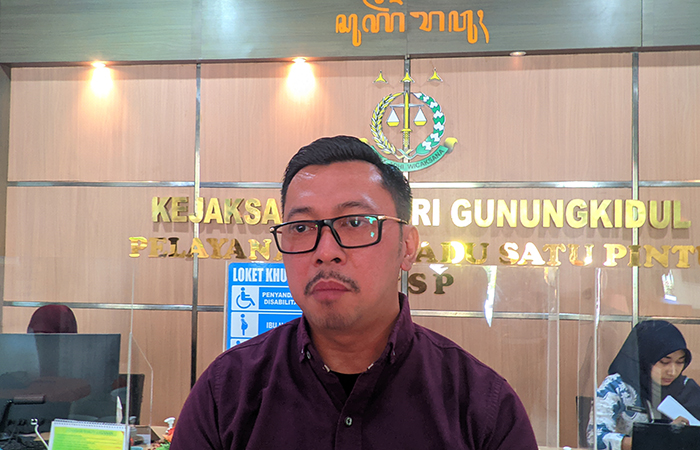 Kasi Pidsus Kejari Gunungkidul Sendhy Pradana saat diwawancarai awak media, Rabu (3/7).&nbsp;Andi May/Radar Jogja&nbsp;