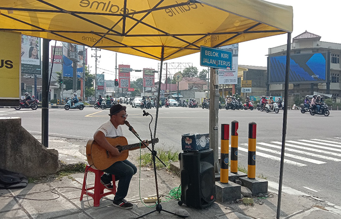 GIGIH: Indra Nugraha, pemusik di lampu merah Kentungan, Sleman.Delima Purnamasari/Radar Jogja