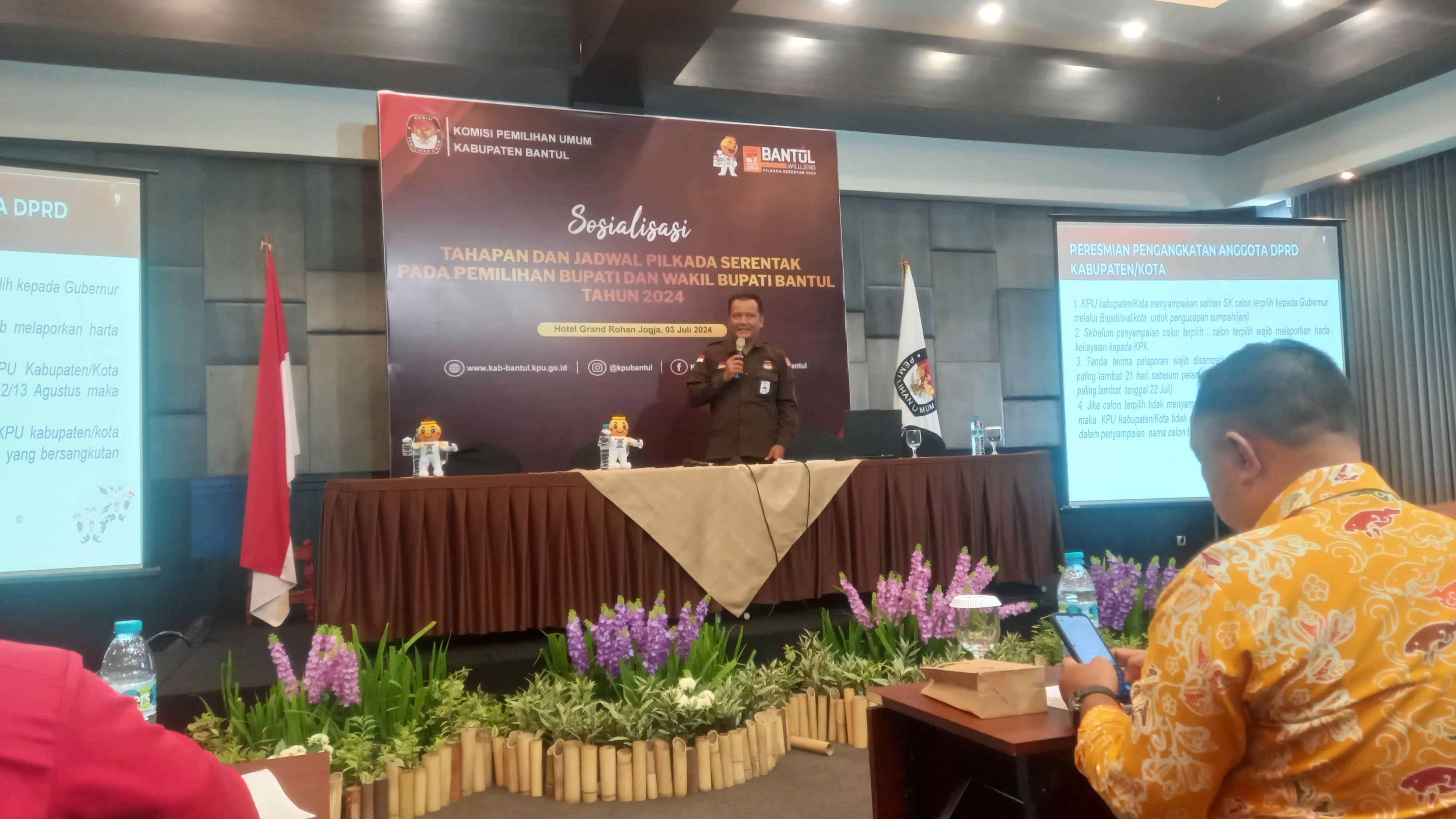SOSIALISASI: Petugas KPU Bantul saat melakukan sosialisasi kepada stakeholder terkait dalam Pilkada Bantul 2024 (3/7).Khairul Ma&rsquo;arif/Radar Jogja