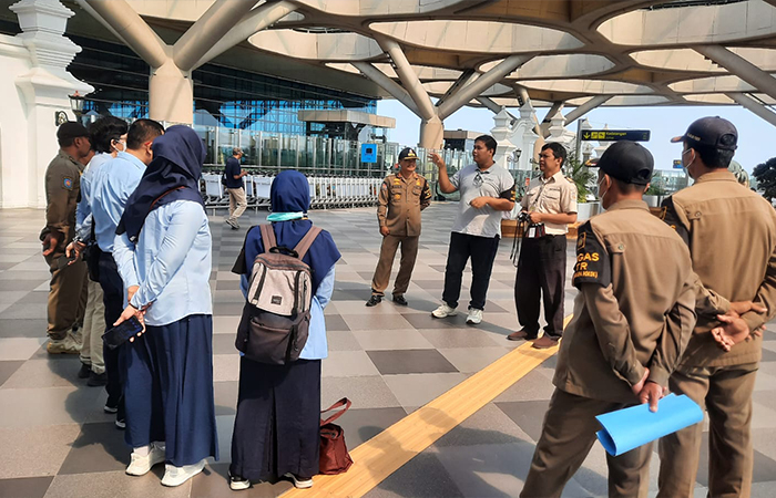 OPERASI: Petugas Satpol PP Kulon Progo melakukan peninjauan Kawasan Tanpa Rokok (KTR) di YIA.DOKUMENTASI SATPOL PP KULON PROGO