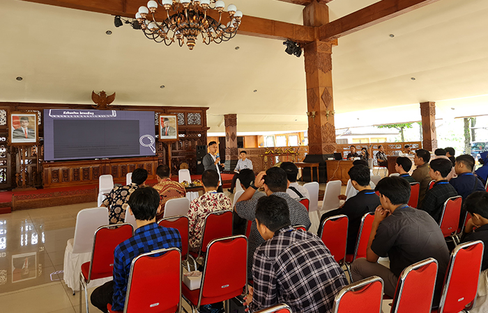 TULARKAN ILMU: Pengusaha kopi arabika asal Kaliangkrik Rinto saat berbagai tips dan pengalamannya kepada pengusaha muda lain di Pendopo Pengabdian, (3/7).NAILA NIHAYAH/RADAR JOGJA