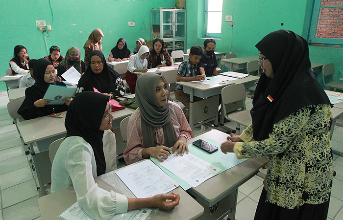TERTIB: Calon siswa didampingi orang tua mengikuti alur pendaftaran saat pelaksanaan penerimaan peserta didik baru (PPDB) jenjang SMP di SMP Negeri 16 Kota Jogja Selasa (2/7).