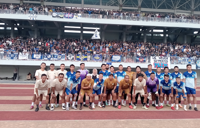 Keterangan Para pemain PSIM Jogja yang menjalani latihan saat berfoto bersama dengan para suporter, di Stadion Mandala Krida, Rabu (3/7).Rizky Wahyu/Radar Jogja