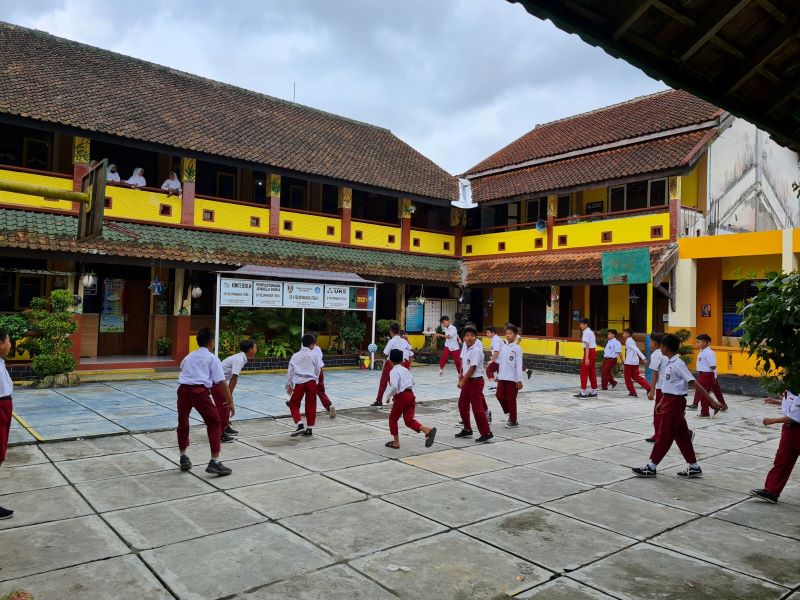 ASYIK BERMAIN: Anak-anak SD memanfaatkan jam istirahatnya untuk bermain sepakbola di lapangan sekolah.
