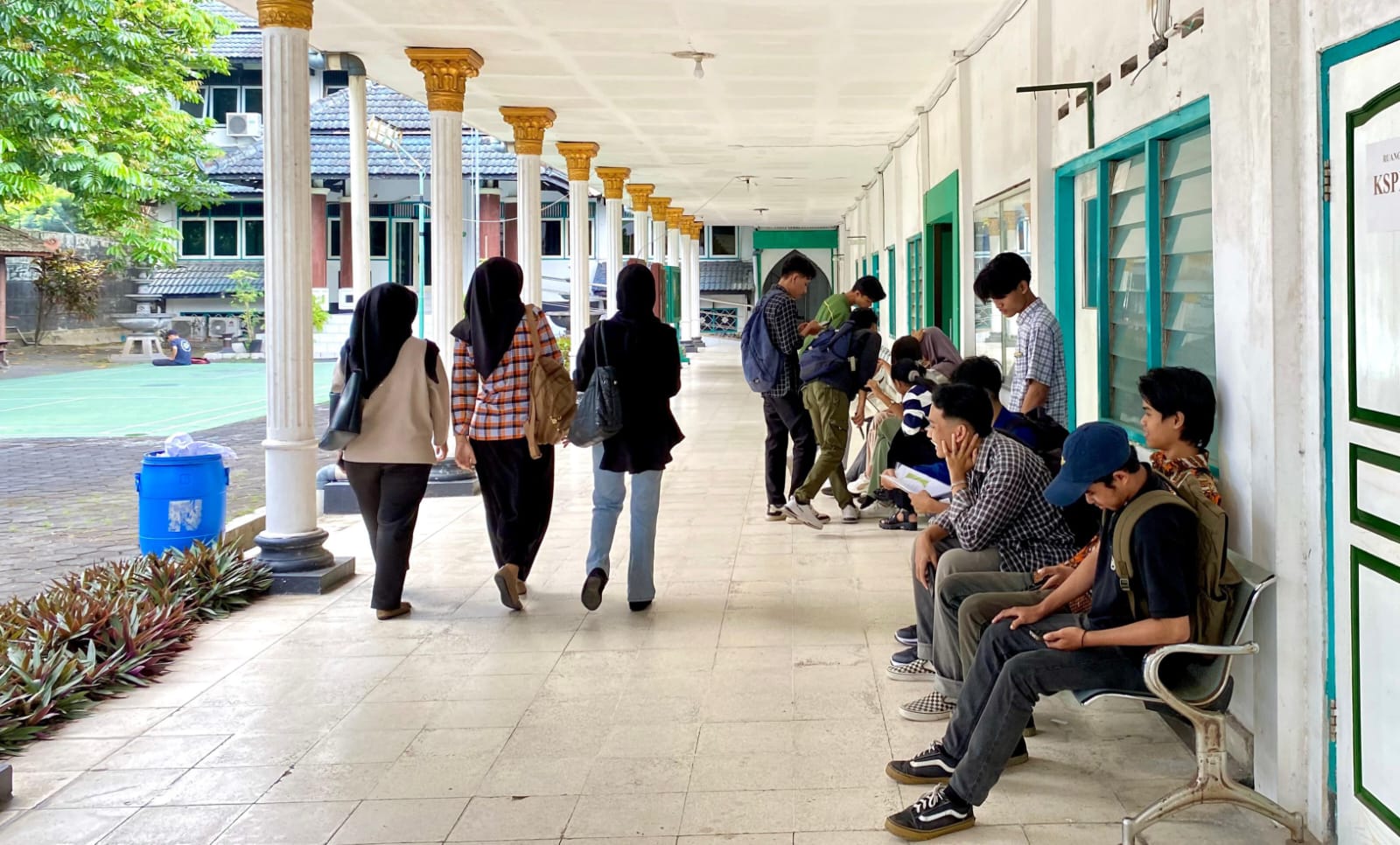 Suasana di UCY Jogja, nampak sejumlah mahasiswa beraktivitas pada Rabu (3/7/2024)  (GUNAWAN/Radar Jogja)