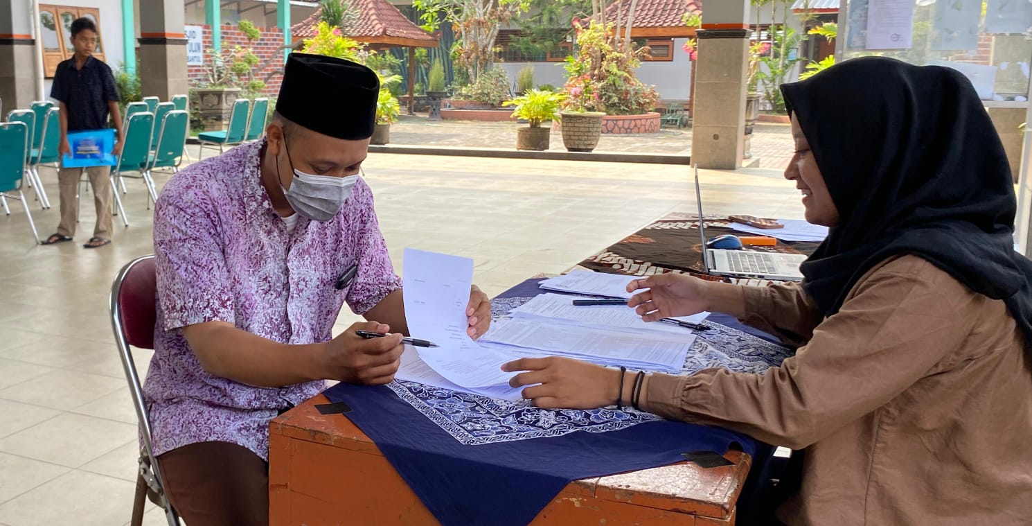 Calon siswa dan orang tua melakukan daftar ulang di SMPN 1 Bantul pada Jumat (28/6/2024)  (Doc Radar Jogja)