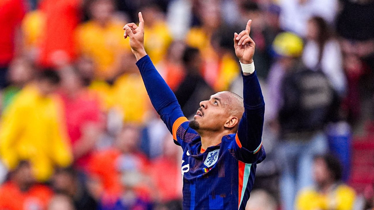 Selebrasi Donyell Malen usai mencetak gol keduanya dalam laga Belanda kontra Rumania (getty)