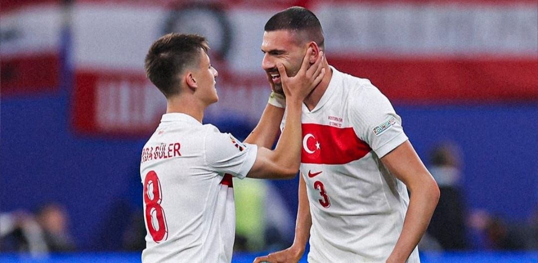 Selebrasi Arda Guler bersama Merih Demiral usai menjebol gawang Austria (getty)