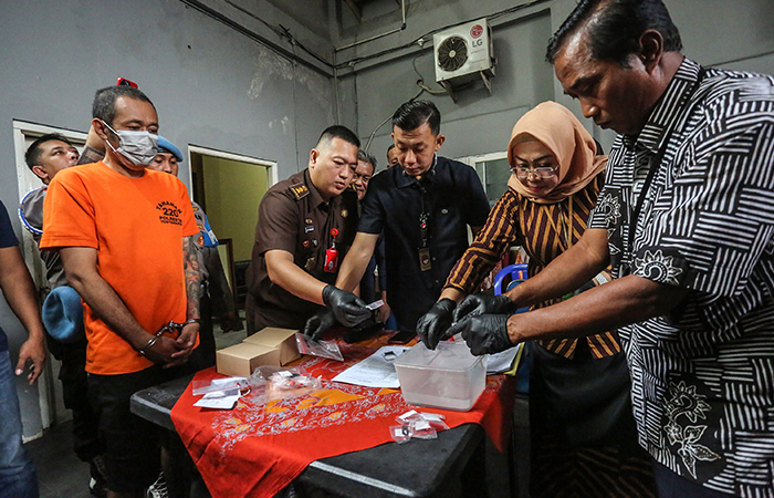 Kasatres Narkoba Mapolresta Jogja bersama Kejaksaan Negri Jogja, BPOM Jogja, dan Pengadilan Negri Jogja memusnahkan sabu saat rilis kasus di Mapolresta Jogja.