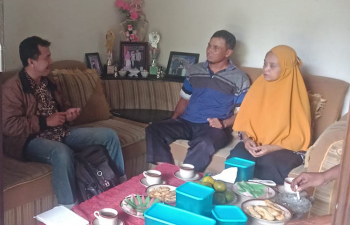 Ketua Migrant Care Kebumen Saiful Anas mengunjungi rumah Revi Cahya Sulihatun di Desa Jladri, Kecamatan Buayan. Saiful datang menemui keluarga Revi untuk pendampingan atas kasus yang sedang bergulir.
