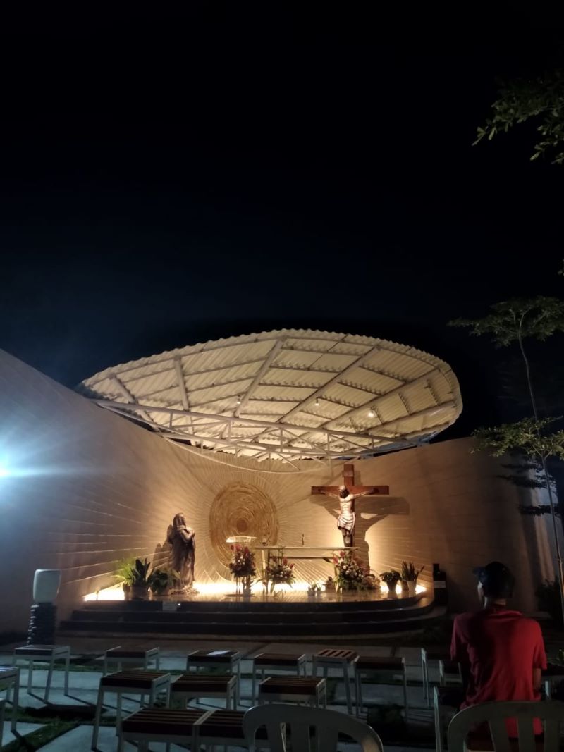 Taman Doa di Bawah Salib Yesus Gereja St Yohanes Rasul Paroki Pringwulung, Condongcatur, Depok, Sleman.
