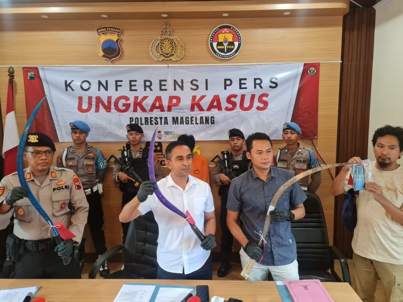 DITANGKAP: Polisi menangkap Fajar Tri Febrianto yang kedapatan hendak tawuran dengan membawa beberapa sajam.