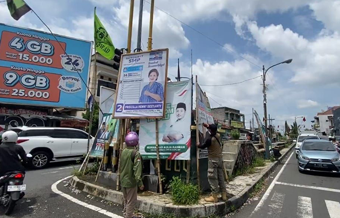 ILUSTRASI: Petugas gabungan saat melakukan penertiban APK