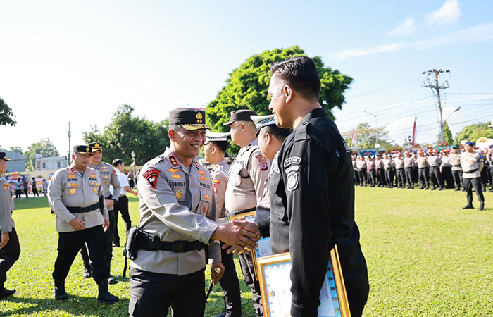 PENGHARGAAN: Kapolda DIY Irjen Pol Suwondo Nainggolan memberikan apresiasi kepada Progo Band yang konsisten menyuarakan pesan kamtibmas melalui lagu.Polda DIY&nbsp;untuk radar jogja