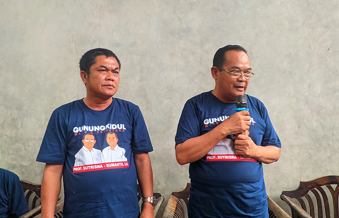 PERCAYA DIRI: Sutrisna Wibawa dan Sumanto saat menemui relawan pendukung di Omah Kampung, Semanu, Gunungkidul, (4/7).Andi May/RadarJogja