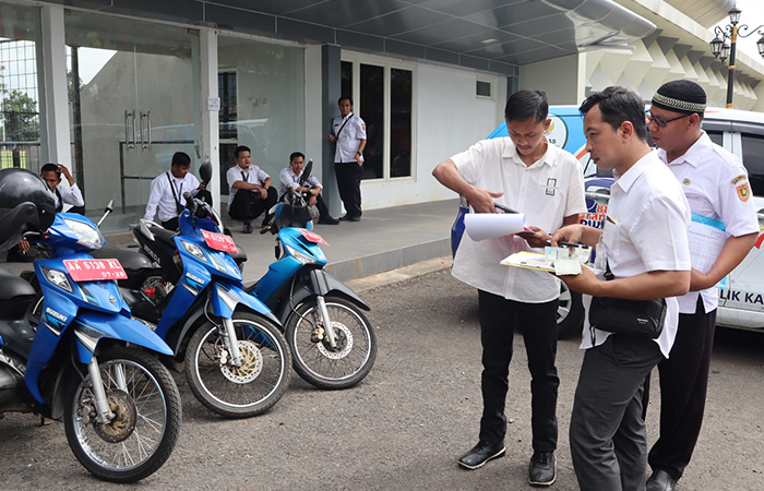BIAR TERTIB: Proses pengecekkan kendaraan dinas milik Pemkab Purworejo di GOR Sarwo Edhie Wibowo.PEMKAB PURWOREJO UNTUK RADAR JOGJA  