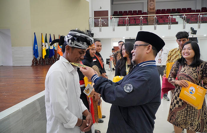 SIMBOLIS: Rektor Untidar Prof Sugiyarto saat membuka acara pelepasan Mahasiswa PMM Batch 4 Inbound di GKU dr HR Suparsono, Kamis (4/7).Humas Untidar