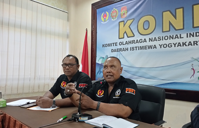 Ketua Harian PBFI DIY&nbsp;Atok Suhartanto (kanan) dan Seno Ariwibowo (kiri) saat berbincang bersama di Kantor KONI DIY.Rizky Wahyu/Radar Jogja&nbsp;