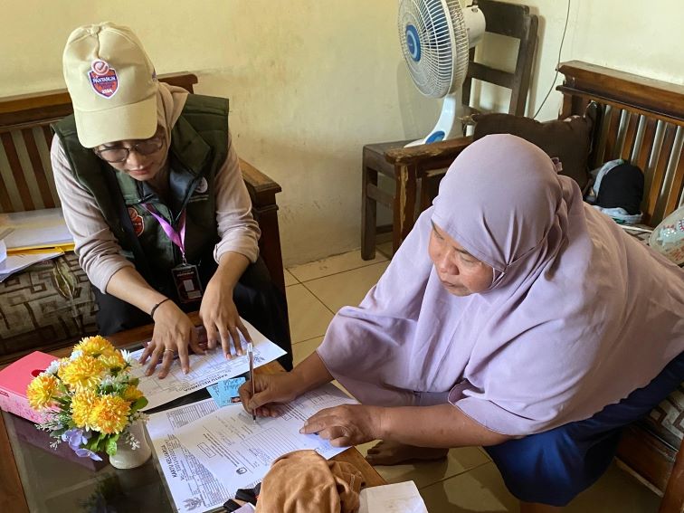 TAHAPAN PILKADA : Petugas Pantarlih Desa Tenggeran, Kecamatan Sruweng Cica Kurnia Rimadani melaksanakan pencocokan dan penelitian (coklit) data pemilih Pilkada 2024.