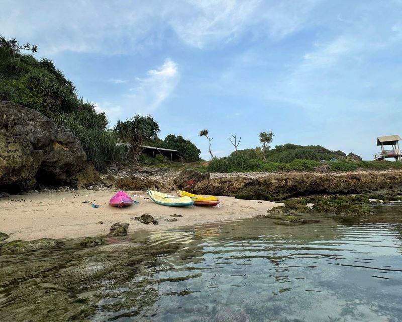 Mengulik keindahan pantai Watu Bolong yang unik.