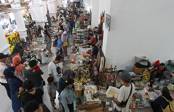 Pengunjung berburu barang jadul atau lawas yang dijual dalam gelaran tahunan Pasar Kangen, di Taman Budaya Yogyakarta (TBY), (5/7).&nbsp;GUNTUR AGA TIRTANA/RADAR JOGJA