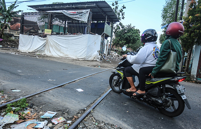 Pengendara motor melintasi Depo sampah di kawasan pengok, Demangan, Gondokusuman, Jogja, Jumat (5/7).