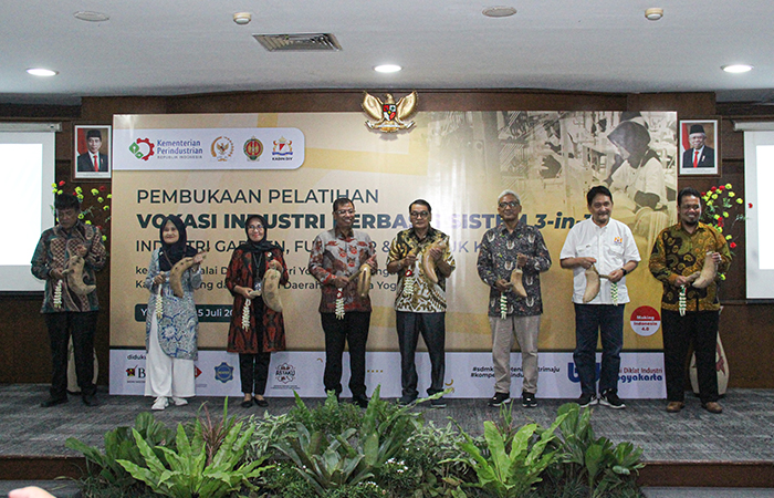 KOMPETEN: Pembukaan Pelatihan Vokasi lndustri Berbasis Sistem 3-in-1 pada sektor industri garmen, furniture dan produk kulit di Jogja Expo Center (JEC), (5/7).Gregorius Bramantyo/Radar Jogja