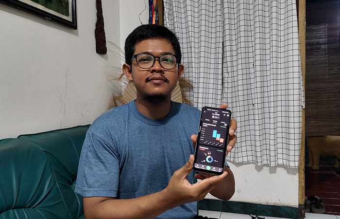 TERATUR: Jalu Rahman yang menunjukkan catatan keuangan miliknya. Selama menerapkan konsep frugal living, dia bisa menggunakan uang secara bijak.ANOM BAGASKORO/RADAR JOGJA