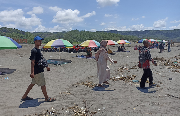 JUJUKAN: Wisatawan saat mengunjungi Pantai Parangkusumo, Bantul. Meskipun sudah diterapkan cashless untuk retribusi, namun masyarakat lebih memilih membayar tiket secara manual.