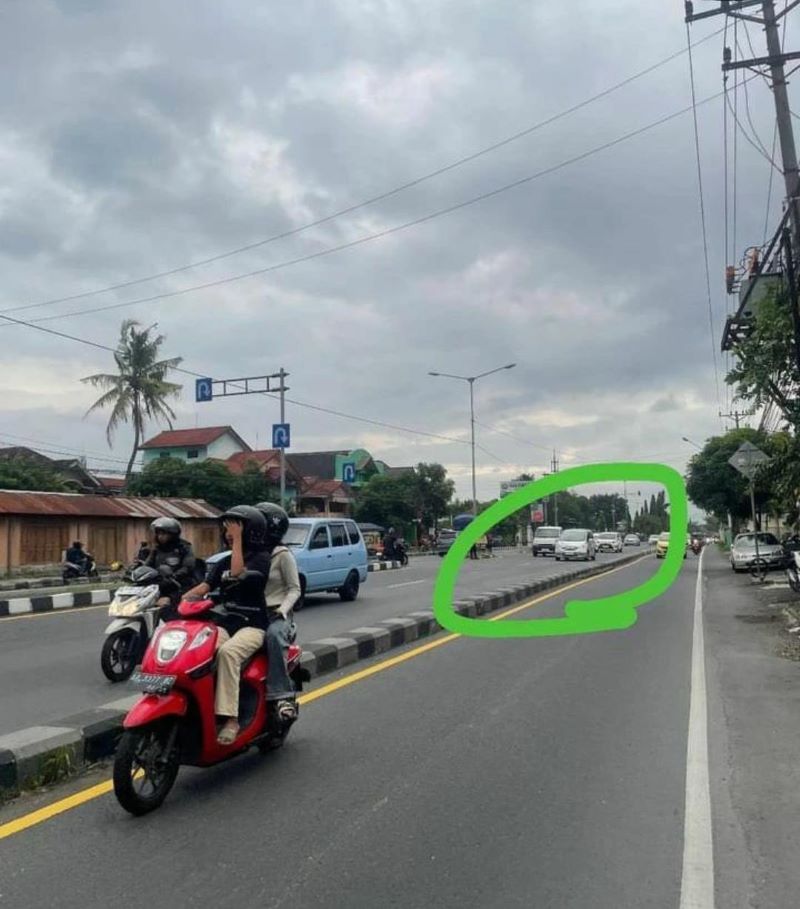 Putaran balik buat sebrangan dekat Instiper Karangnongko Maguwoharjo, Sleman ditutup trotoar.