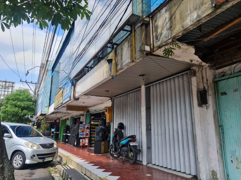 BEROPERASI: Pemkot berencana untuk menata ulang kawasan Shopping Center di depan Pasar Rejowinangun.
