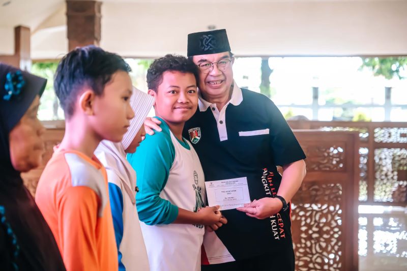 SIMBOLIS: Wakil Wali Kota Magelang memberi santunan kepada anak yatim di Pendopo Pengabdian Kota Magelang, Rabu (4/7/2024).