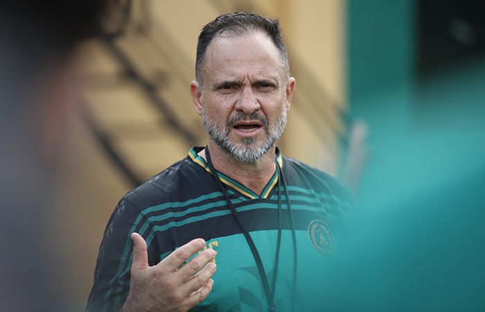 PENGAMATAN: Pelatih Kepala PSS Sleman Wagner Lopes saat memimpin latihan rutin timnya di Lapangan Pakembinangun, Sleman.Dok. PSS Sleman&nbsp;