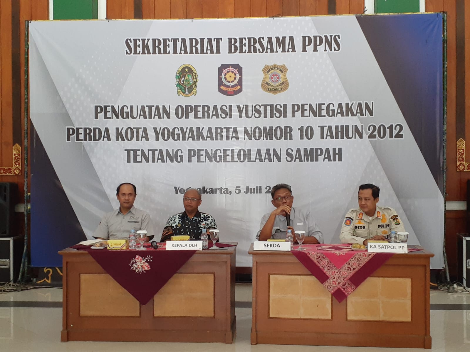 Sekda Kota Jogja Aman Yuriadijaya bersama Satpol-PP dan Dinas Lingkungan Hidup Kota Jogja saat menggelar kegiatan penguatan operasi perda pengelolaan sampah di Graha Pandawa, Jogja (5/7/2024)