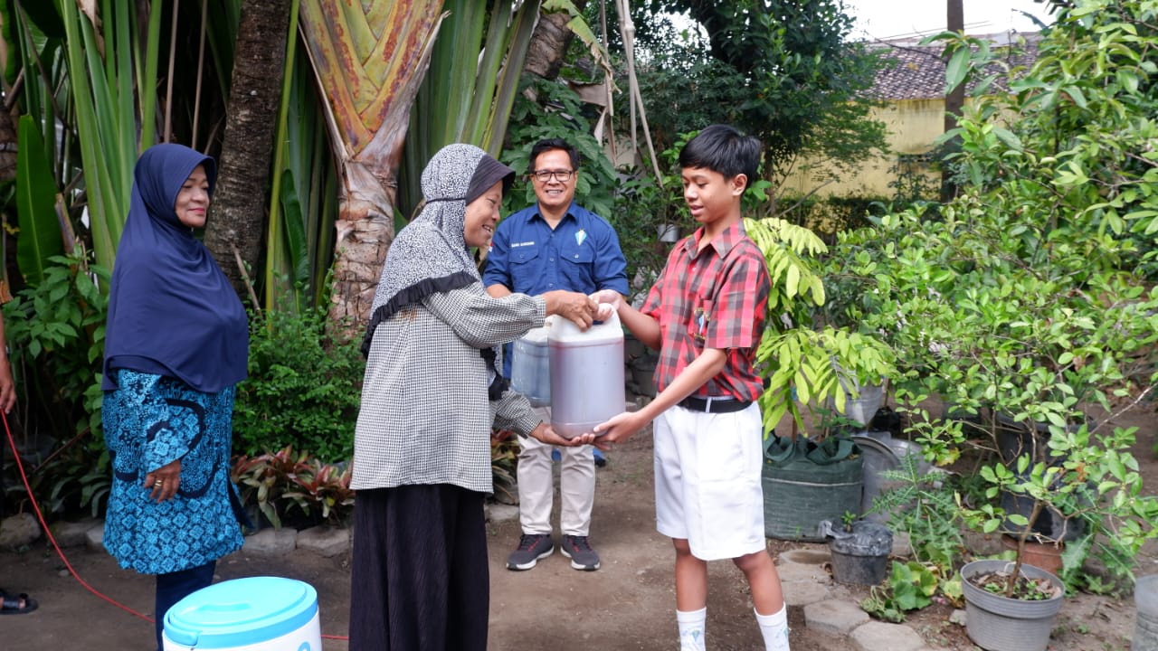 Siswa SMP Stella Duce menyerahkan caran pembersih hasil prodak eco enzim kepada warga sekitar sekolah belum lama ini   (Doc SMP Stella Duce Jogja untuk Radar Jogja)
