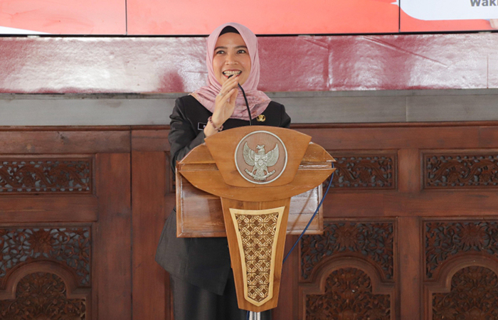 GIGIH: Wakil Bupati Kebumen Ristawati Pirwaningsih saat menghadiri kegiatan. Sebelum menjabat sebagai wakil kepala daerah, dia adalah seorang bidan.Dokumentasi Prokopim Kebumen