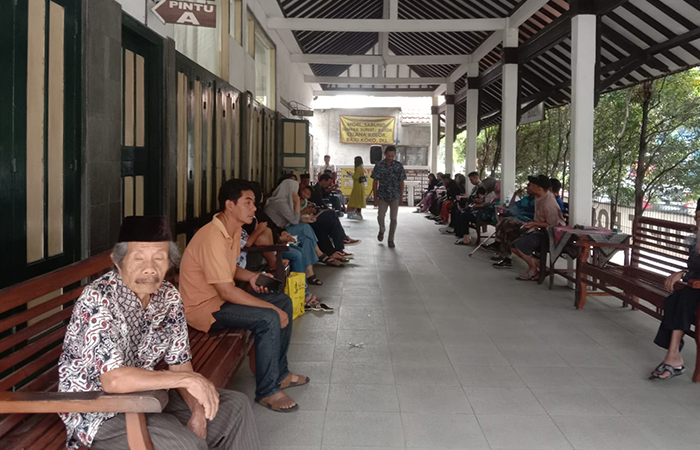 DIMINATI: Antrean pelanggan di Juru Supit Bogem, Kalasan, Sleman. Antrean akan semakin mengular saat libur sekolah.Delima Purnamasari/Radar Jogja