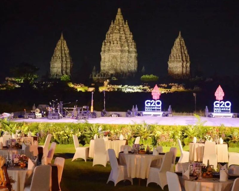 Makan di restoran nusantara, Rama Shinta Garden Resto sambil menikmati santratari Ramayana.