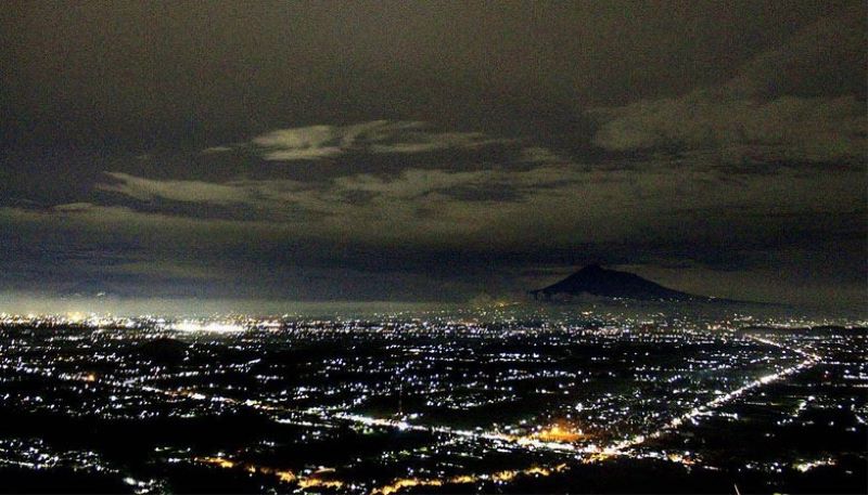 Pemandangan wisata malam Watu Amben di Yogyakarta.