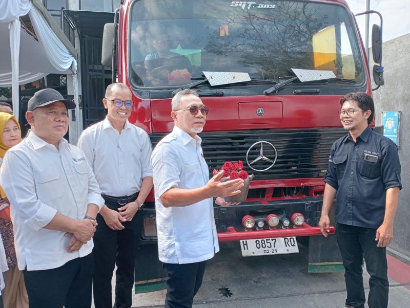 Menteri Perdagangan Zulkifli Hasan saat saat melepas salah satu produk ekonomi kreatif di Bantul.&nbsp;