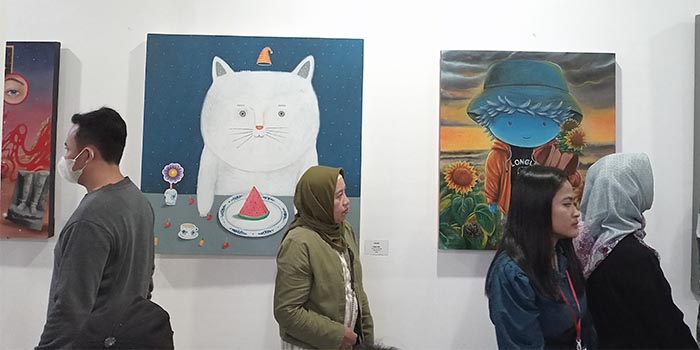 ANTUSIAS: Para pengunjung atau masyarakat saat menikmati lukisan di Pameran Bentang Harmonis di Gedung Satlantas Polres Bantul Sabtu (6/7) malam.
