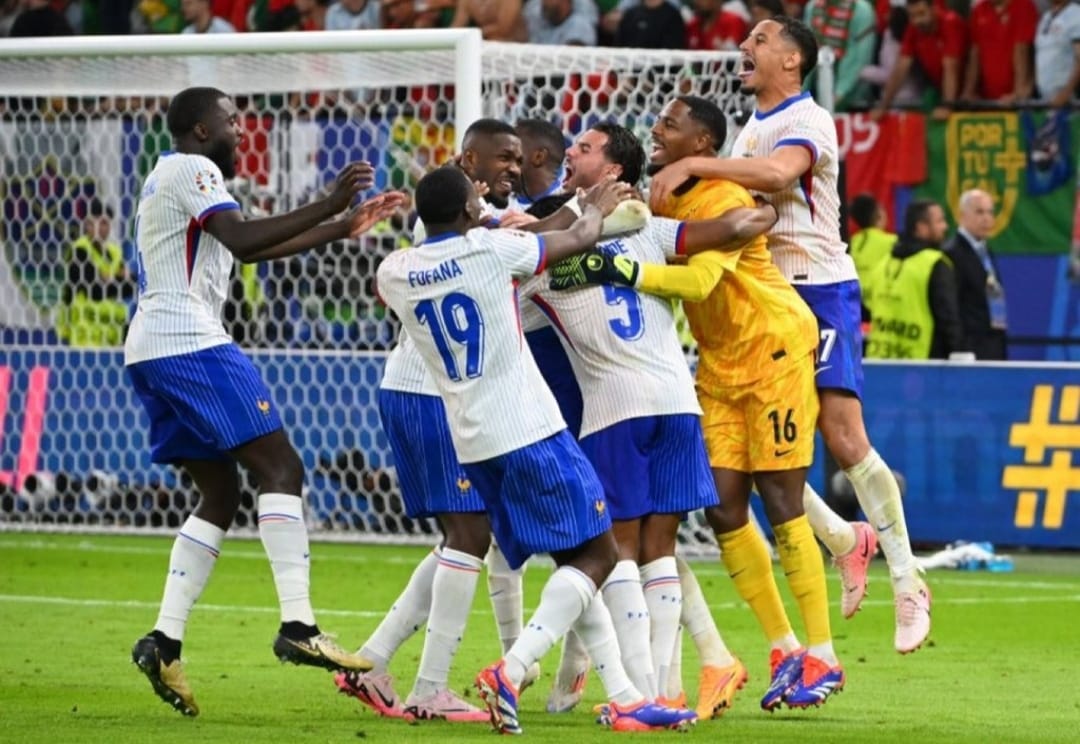 Para pemain Prancis rayakan kemenangan atas Portugal di babak adu penalti dan kunci satu tiket semifinal EURO 2024