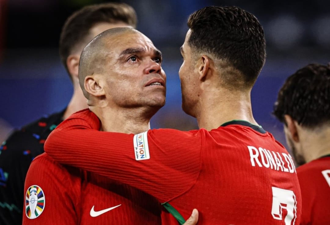 Dua pemain senior Portugal, Pepe dan Ronaldo sedih atas kekalahan timnya dimana merupakan laga terakhir mereka di EURO