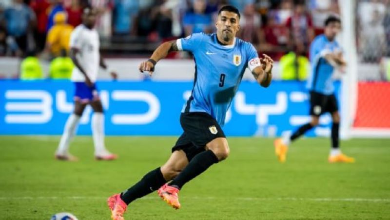 Luis Suarez tidak mengeluh walaupun hanya menjadi penghangat bangku cadangan di Uruguay (getty)