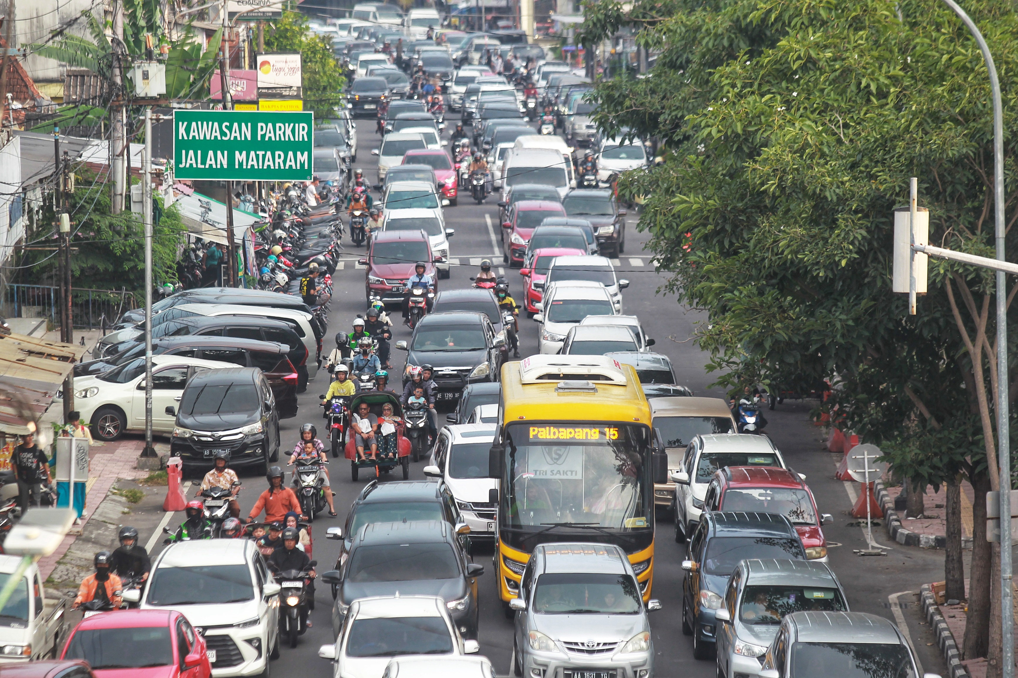Kepadatan lalu lintas kendaraan di Jalan Abu Bakar Ali yang merupakan jalur masuk menuju kawasan Malioboro, Kota Jogja, kemarin (7/7). (Guntur&nbsp;Aga Tirtana/Radar Jogja)