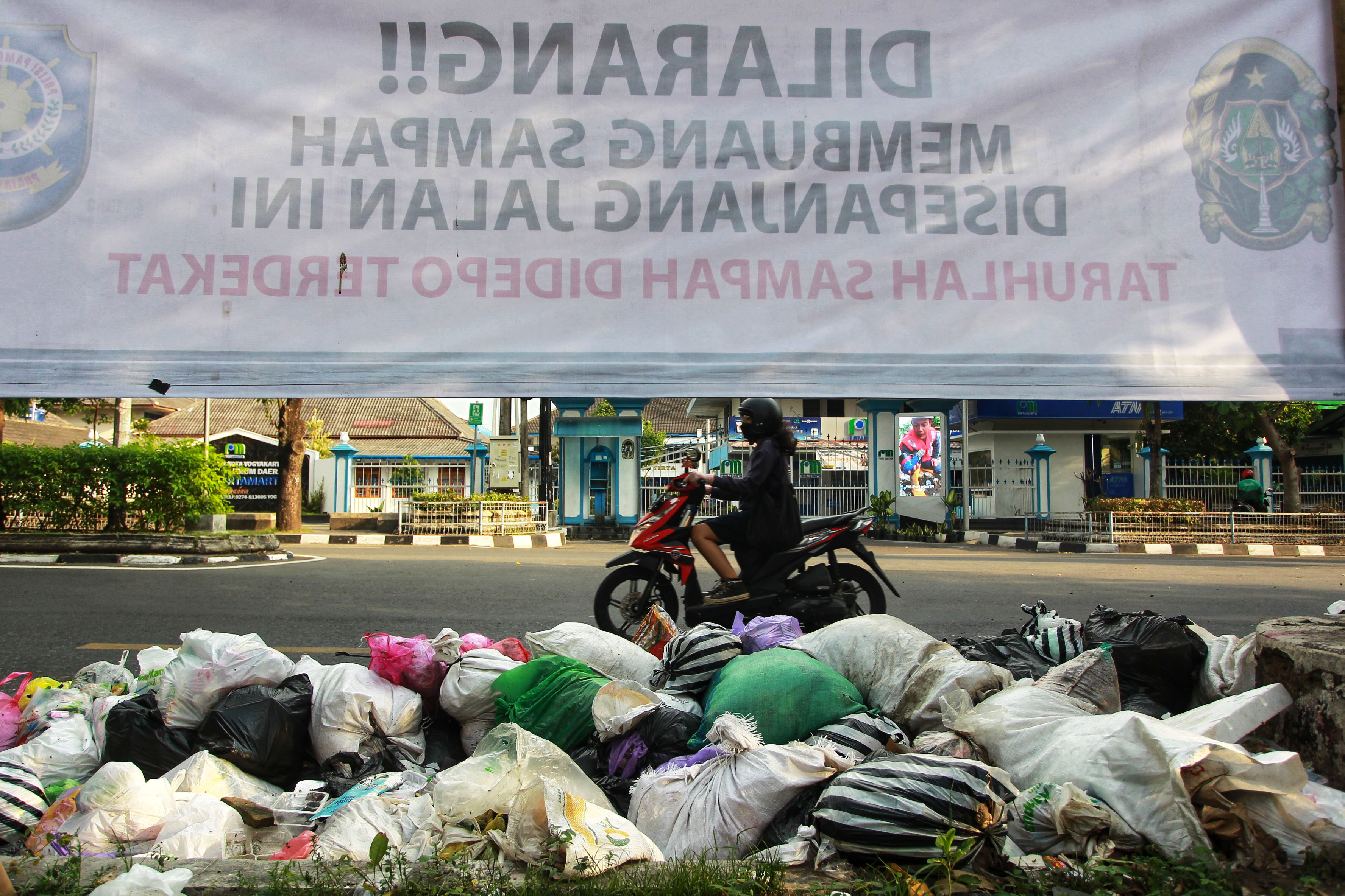 Satuan Polisi Pamong Praja (Satpol PP) Kota Jogja kembali mencatat penambahan titik lokasi pembuangan sampah liar. (GUNTUR AGA TIRTANA/RADAR JOGJA)