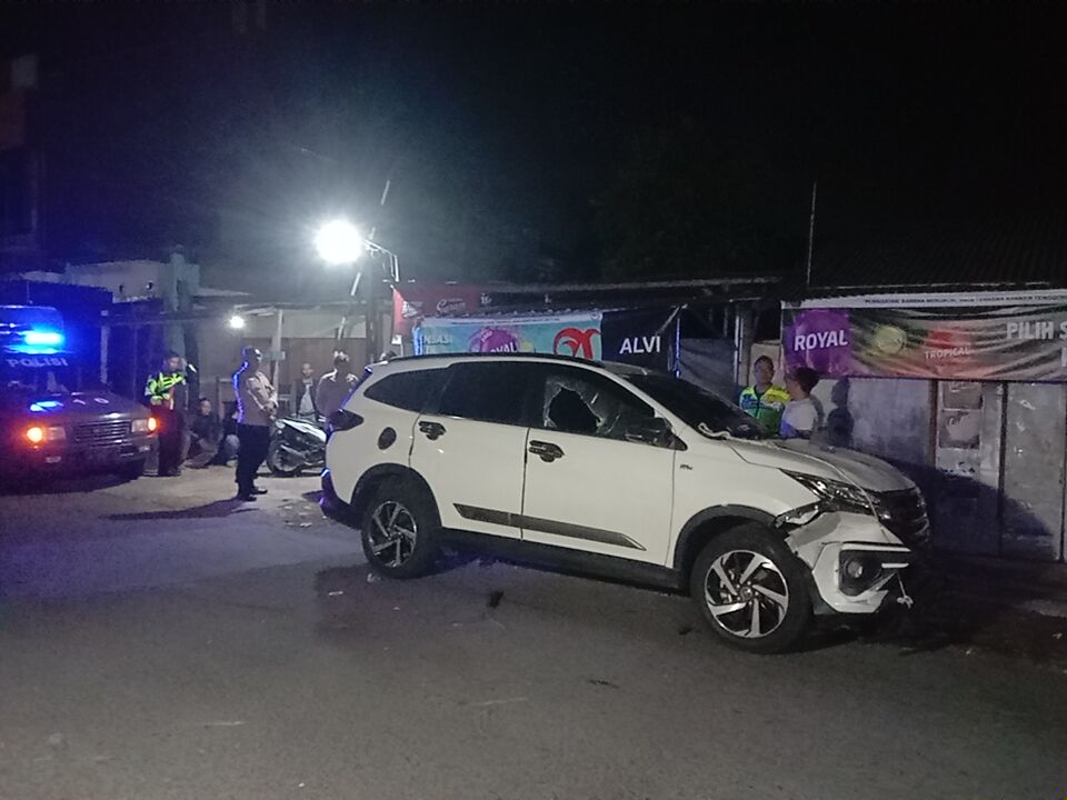 Mobil Rush yang ditabrak dan dilakukan perusakan di Jalan K.H. Muhdi, Demangan, Maguwoharjo.