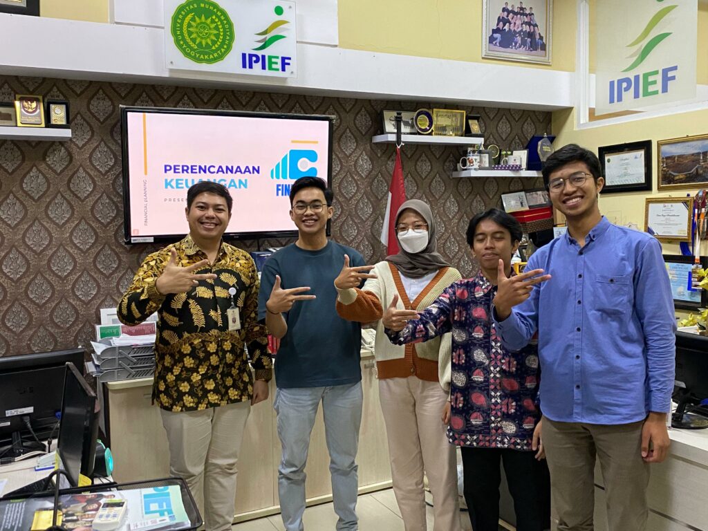Tim PKM UMY bersama dosen pembimbing selaku kreator aplikasi peningkatan literasi keuangan bernama Finmap.&nbsp;(Dokumentasi UMY)