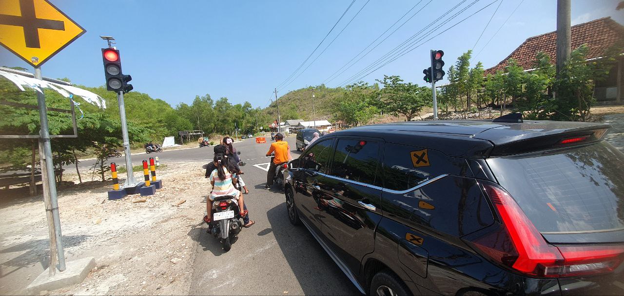 LOKASI RAWAN: Simpang empat JJLS Baron di Kalurahan Kemadang, Tanjungsari, Gunungkidul yang sudah dilengkapi dengan lampu Apill Sabtu (6/7).&nbsp;(Andi&nbsp;May/Radar Jogja)